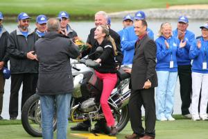 Klicken Sie hier, um das große Bild anzusehen: Diana Luna mit BMW Motorrad; Bildquelle: golf-treff.at