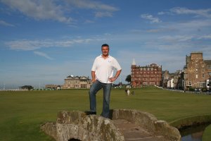 Klicken Sie hier, um das große Bild anzusehen: Kurt Ackerl; St.Andrews Old Course Clubhouse Swilcan Bridge; Bildquelle: golf-treff.at