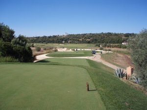 Klicken Sie hier, um das große Bild anzusehen: Amendoeira Golf Faldo Course; Bildquelle: www.golf-treff.at