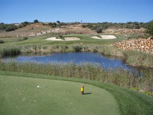 Klicken Sie hier, um das große Bild anzusehen: Amendoeira Golf Faldo Course; Bildquelle: www.golf-treff.at