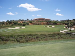 Klicken Sie hier, um das große Bild anzusehen: Amendoeira Golf Faldo Course; Bildquelle: www.golf-treff.at