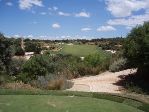 Klicken Sie hier, um das große Bild anzusehen: Amendoeira Golf Faldo Course; Bildquelle: www.golf-treff.at